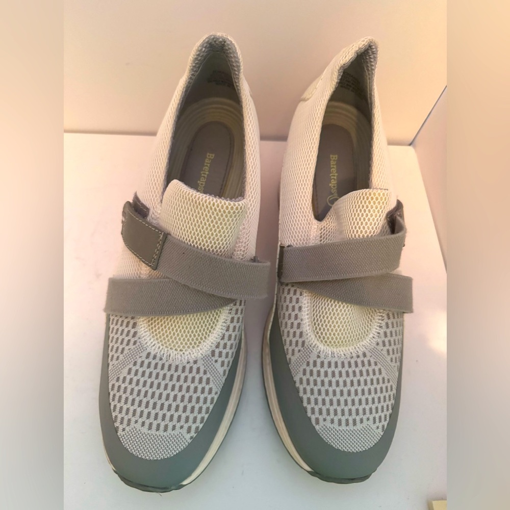 Baretraps size 10 white and gray platform shoes